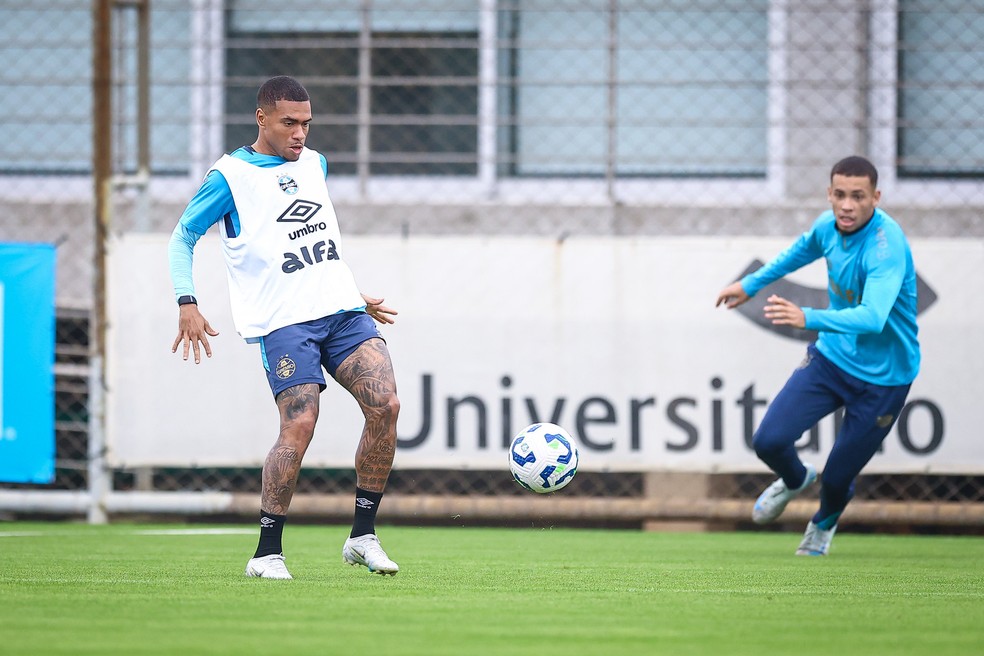 Lucas Esteves tem dividido a titularidade com Marlon — Foto: Lucas Uebel / Grêmio FBPA
