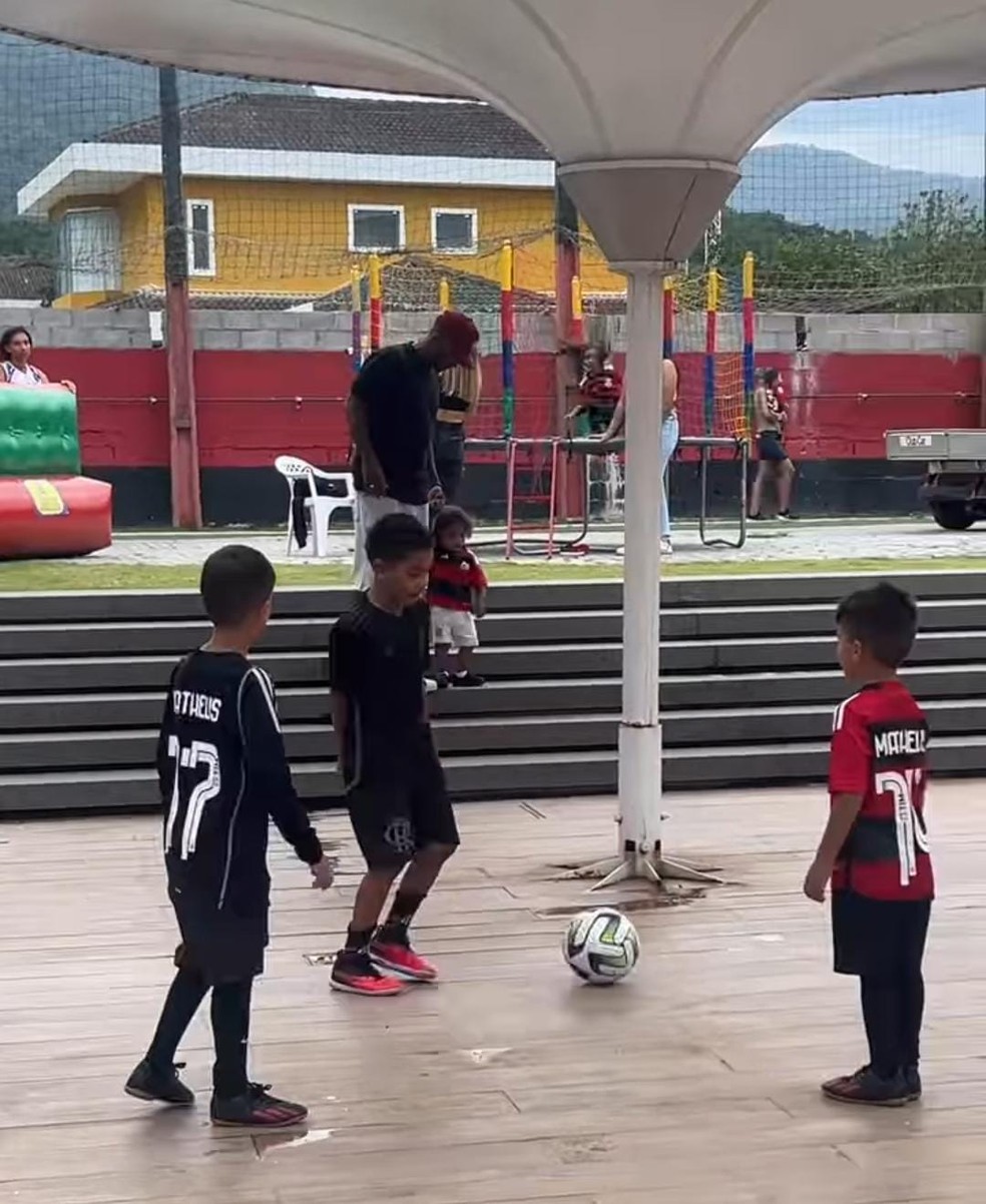 Filhos de jogadores do Flamengo brincam no Ninho do Urubu — Foto: Reprodução