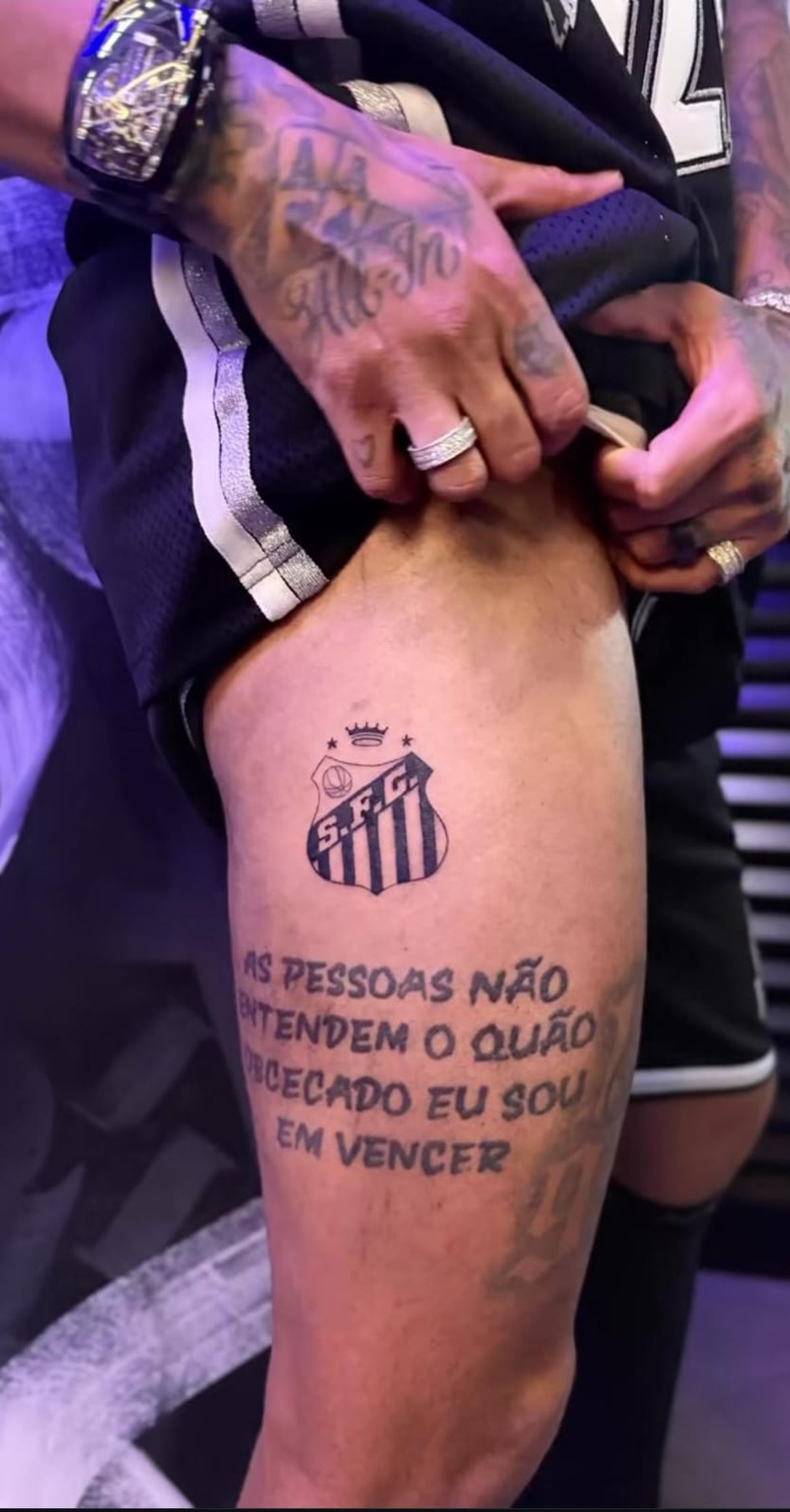Neymar tatua escudo do Santos — Foto: Reprodução/Instagram