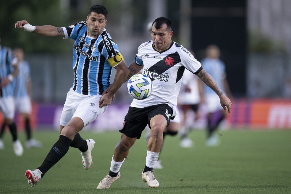 Suárez e Medel, Vasco x Grêmio — Foto: Jorge Rodrigues/AGIF