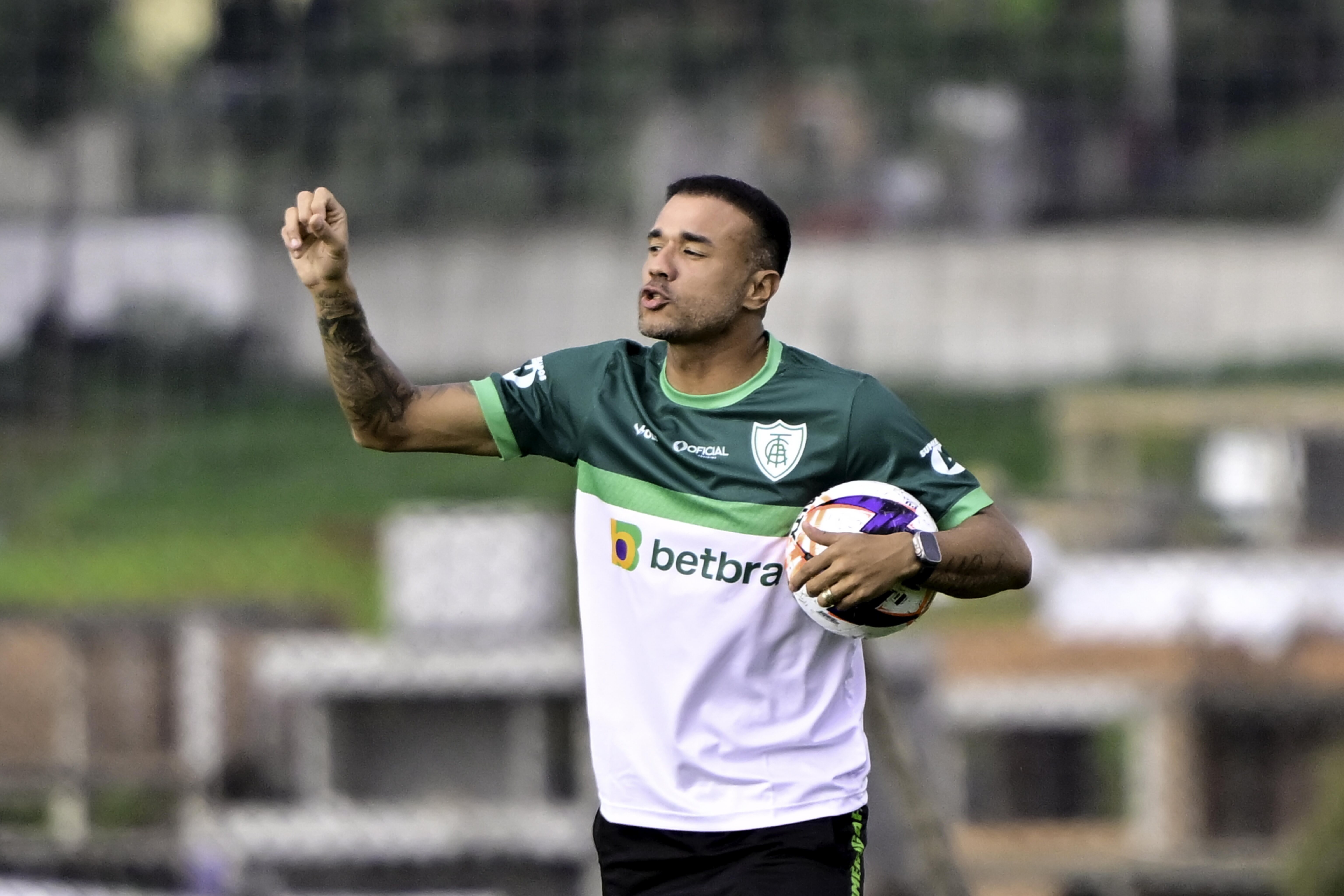 América-MG anuncia saída do técnico Roger Silva