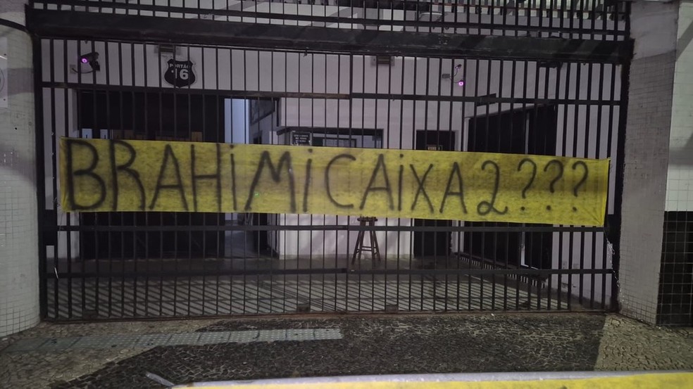 Faixas de protesto são colocadas no estádio do Santos pela torcida — Foto: Divulgação