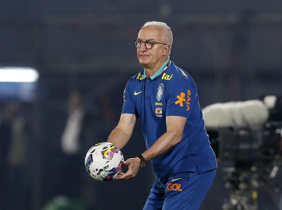 Dorival em Paraguai x Brasil — Foto: REUTERS/Cesar Olmedo