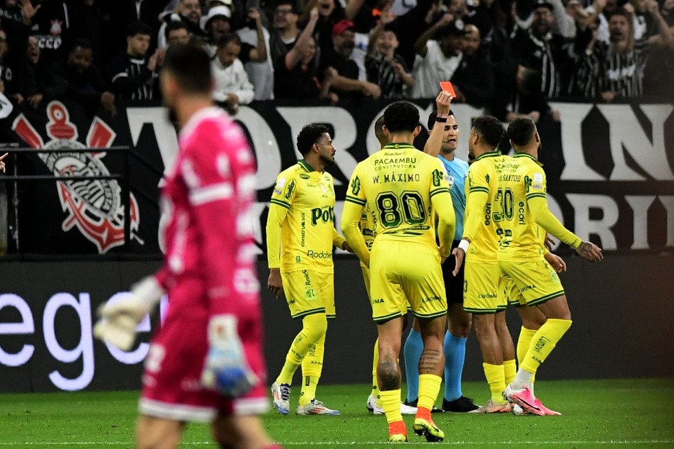 Bruno Santos é expulso em Corinthians x Mirassol — Foto: Marcos Ribolli