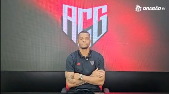 Após atrito com presidente, goleiro Paulo Vítor segue titular no Atlético-GO