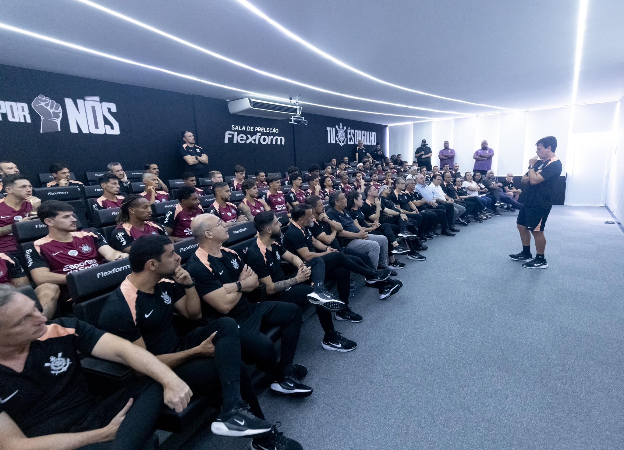 Fernando Diniz Inicia Era no Corinthians com Encontro Impactante e Chamado à Preservação