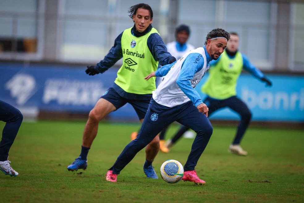 Jhonata Robert em  treino do Grêmio — Foto: Lucas Uebel/Grêmio
