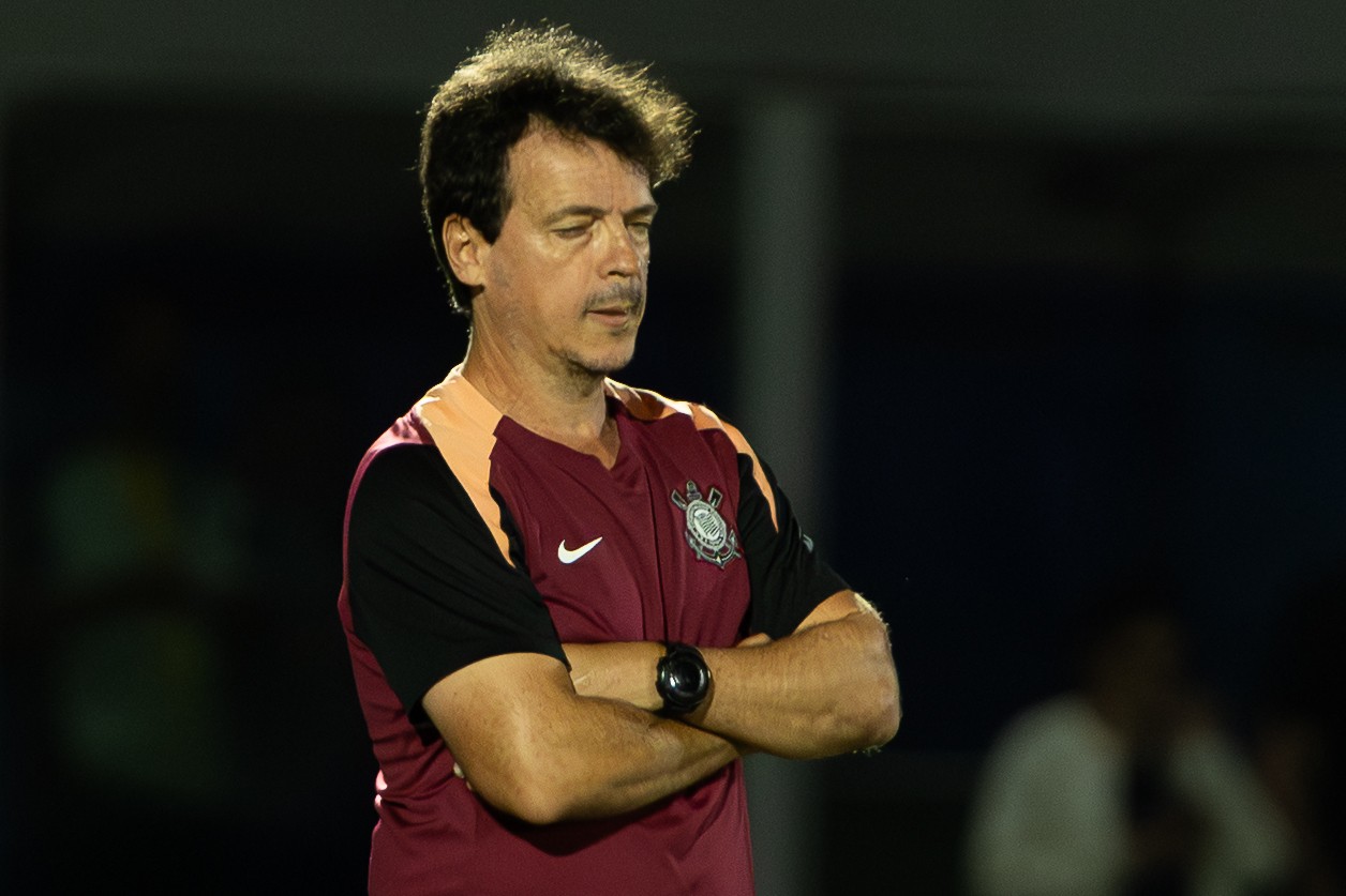 Diniz critica severamente arbitragem após derrota do Corinthians: 