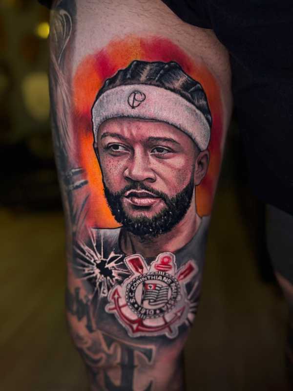 Torcedor do Corinthians se destaca com tatuagem de Memphis.