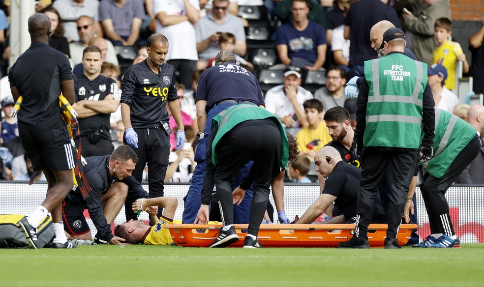 ⚠️ Partida da Premier League é suspensa após jogador desmaiar em campo