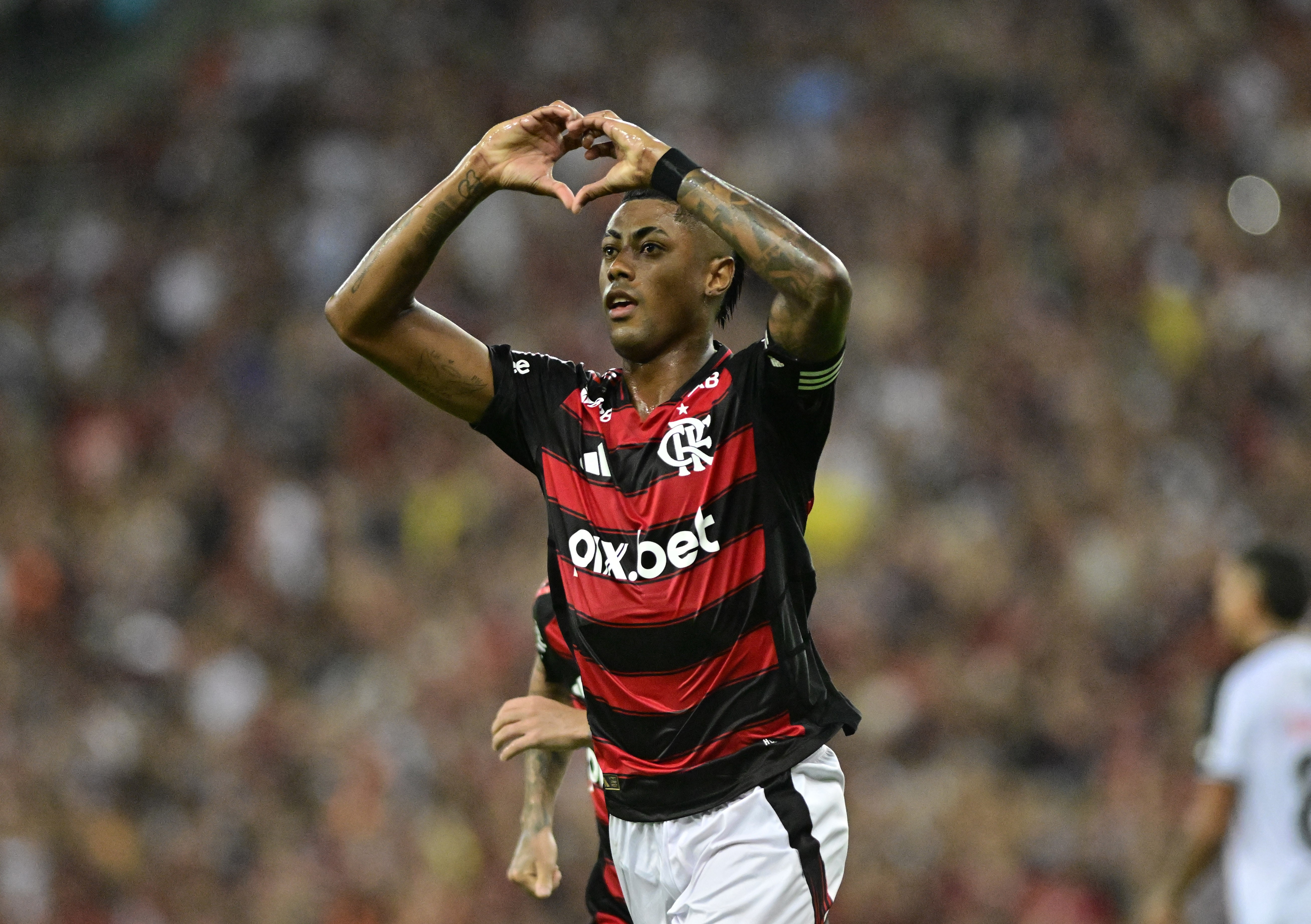 Bruno Henrique alcança Gabigol em gols em clássicos cariocas; números impressionam.