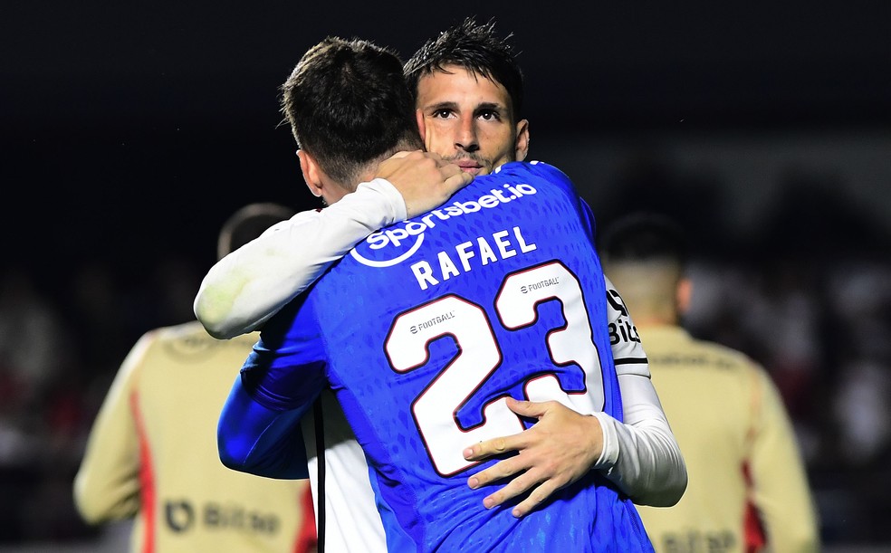 Calleri abraça Rafael depois da classificação do São Paulo — Foto: Marcos Ribolli