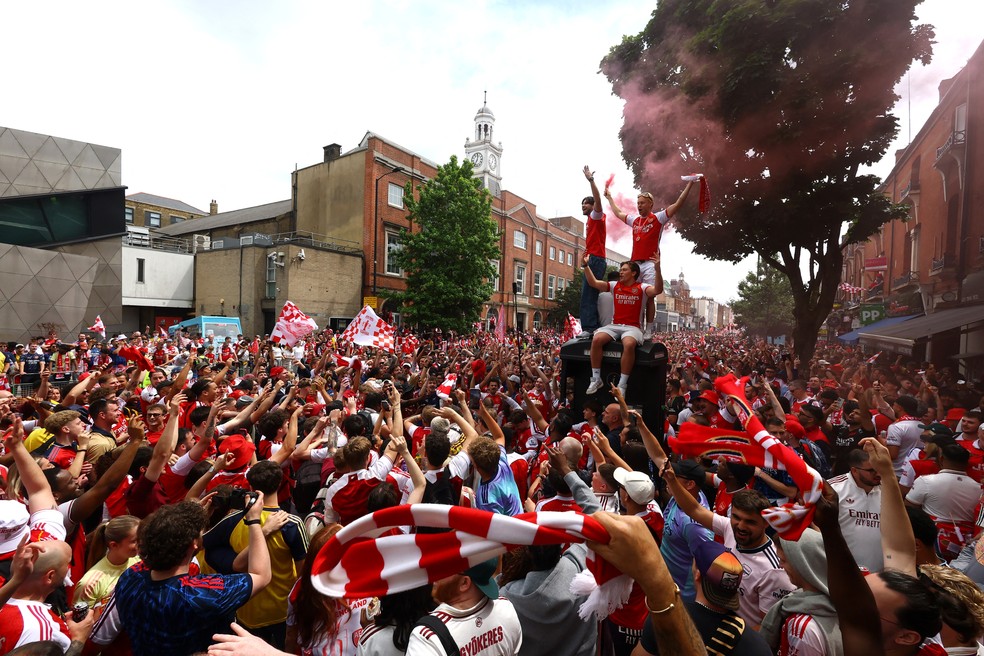 Torcida do Arsenal celebra título da Premier League nas ruas de Londres — Foto: Reuters/Matthew Childs