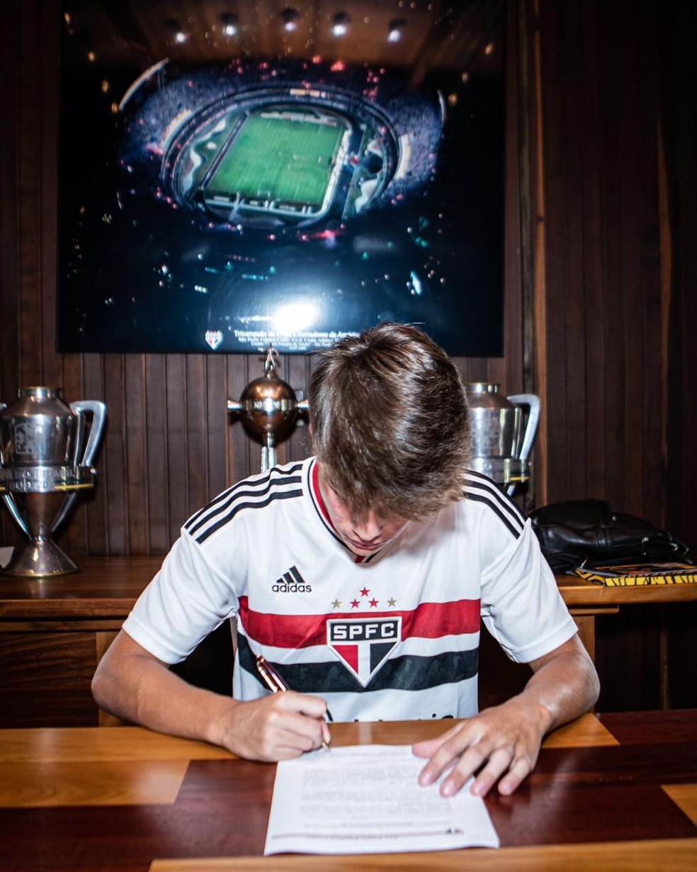 Aos 16 anos, Igor Felisberto assinou primeiro contrato profissional com o São Paulo em 2023 — Foto: Arquivo pessoal