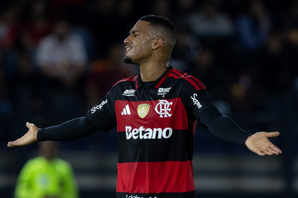 Samuel Lino reclama | Bragantino x Flamengo — Foto: Joisel Amaral/AGIF