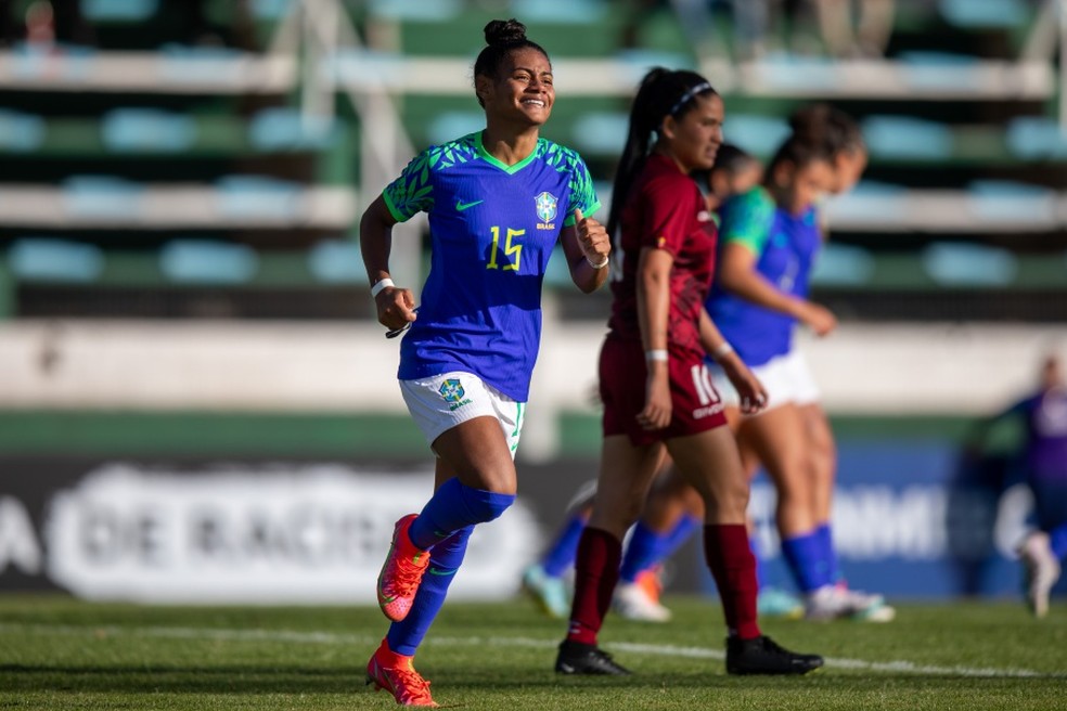 Tainá Maranhão em campo pela seleção brasileira de base — Foto: Leandro Lopes/CBF