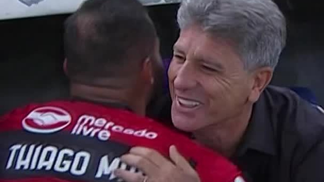 Jogadores do Flamengo abra&ccedil;am Renato Ga&uacute;cho em reencontro no Maracan&atilde;