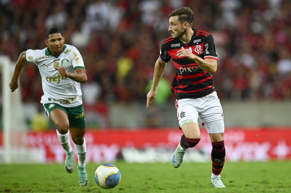 Viña é perseguido por Rony em Flamengo x Palmeiras — Foto: Marcelo Cortes/Flamengo