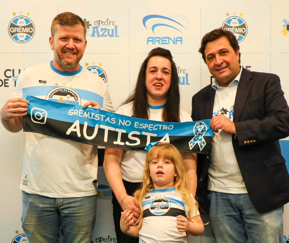 Lorena, torcedora do Grêmio com autismo, e os pais Jardel e Adriana, com o presidente Alberto Guerra — Foto: Renan Jardim/Grêmio