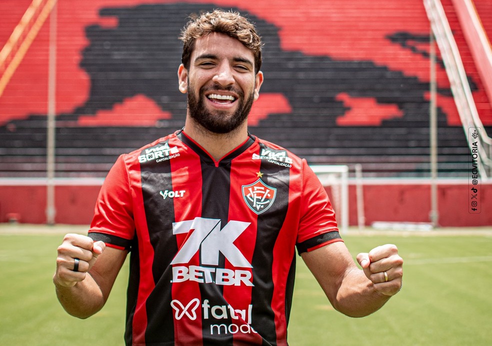 Pepê com a camisa do Vitoria — Foto: Victor Ferreira / EC Vitória