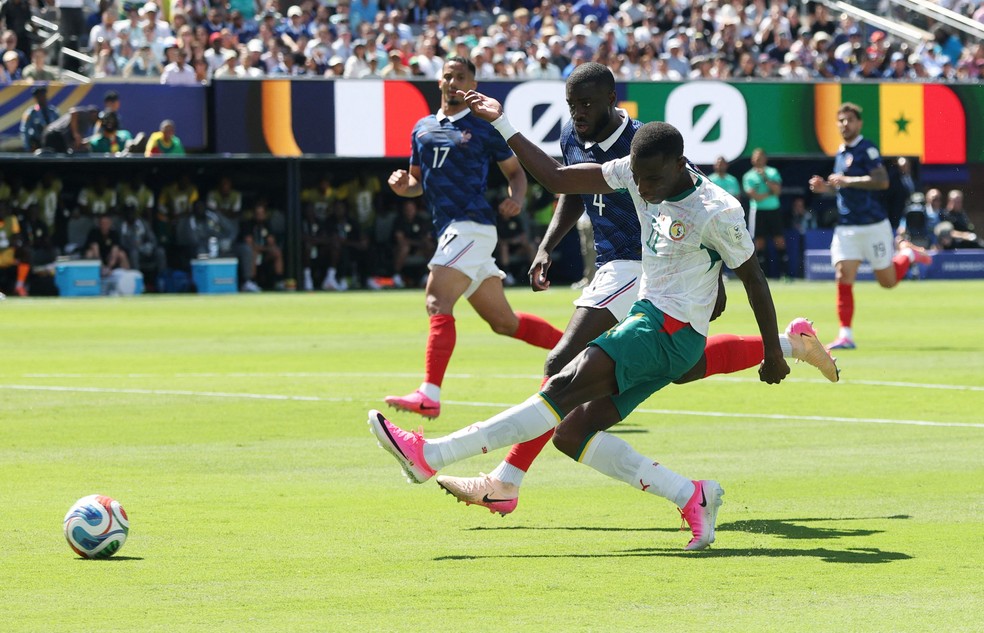 França Senegal Nicolas Jackson em disputa