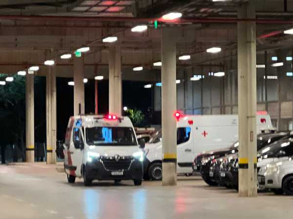 Torcedor cai de arquibancada e é levado ao hospital durante clássico mineiro