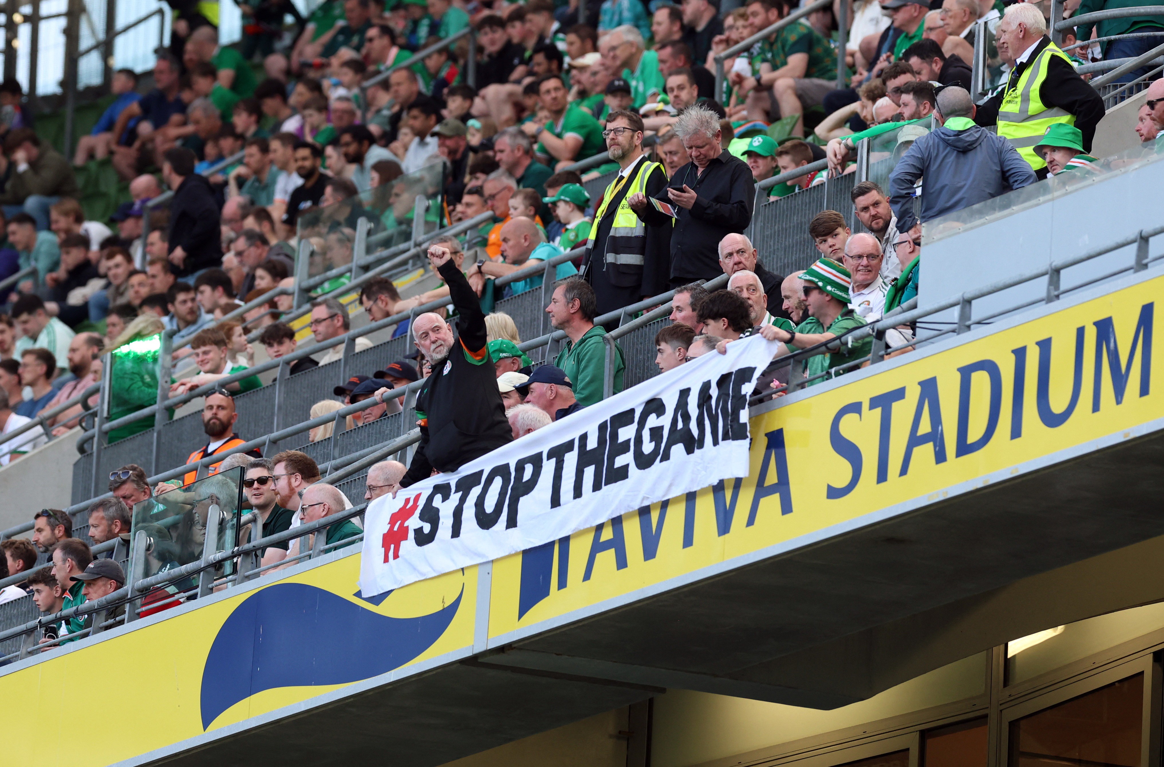 Torcida da Irlanda paralisa amistoso com protestos por causa de jogo contra Israel; vídeo