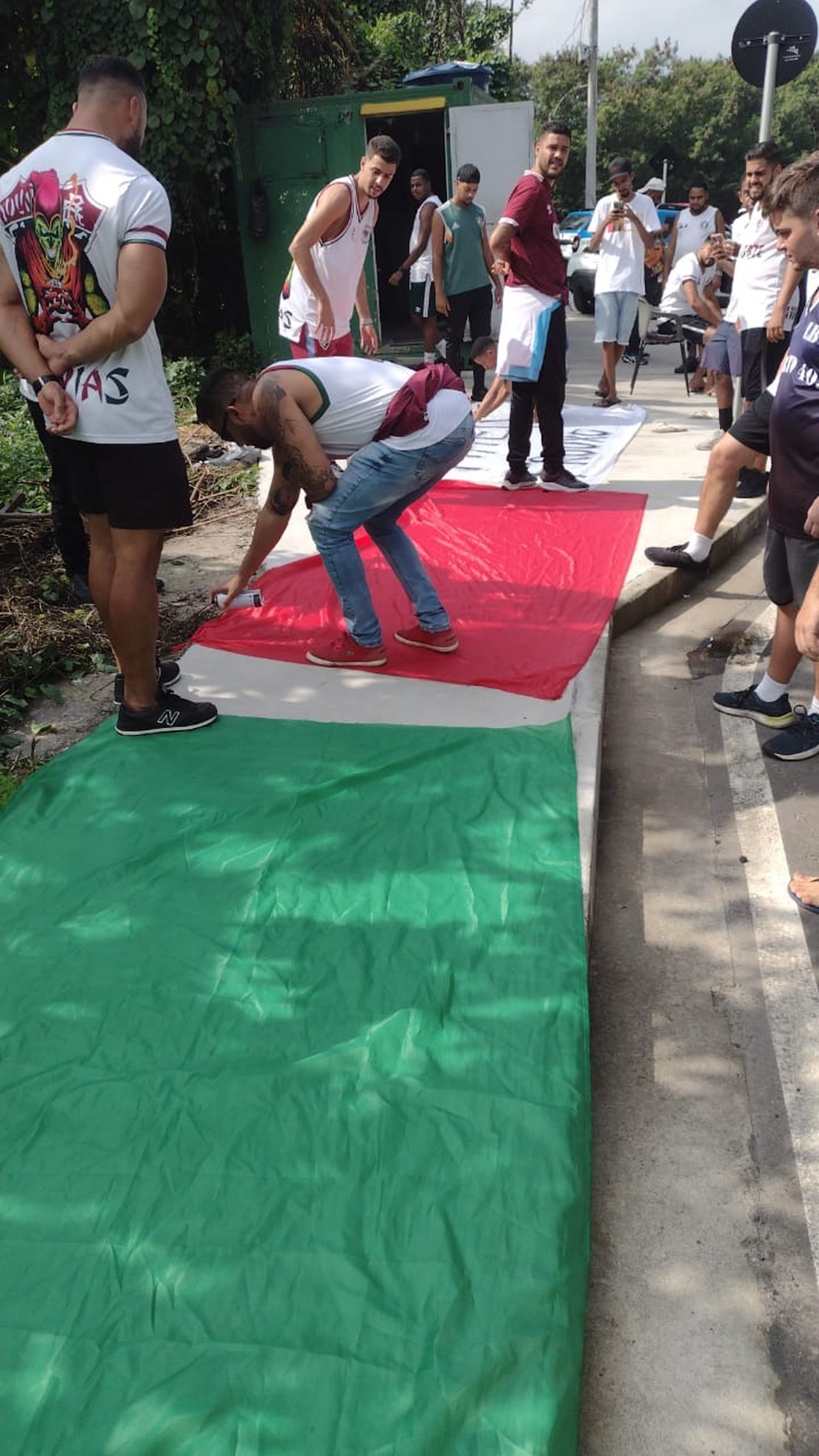 Torcedores em frente ao CT do Fluminense &mdash; Foto: Reprodu&ccedil;&atilde;o Internet