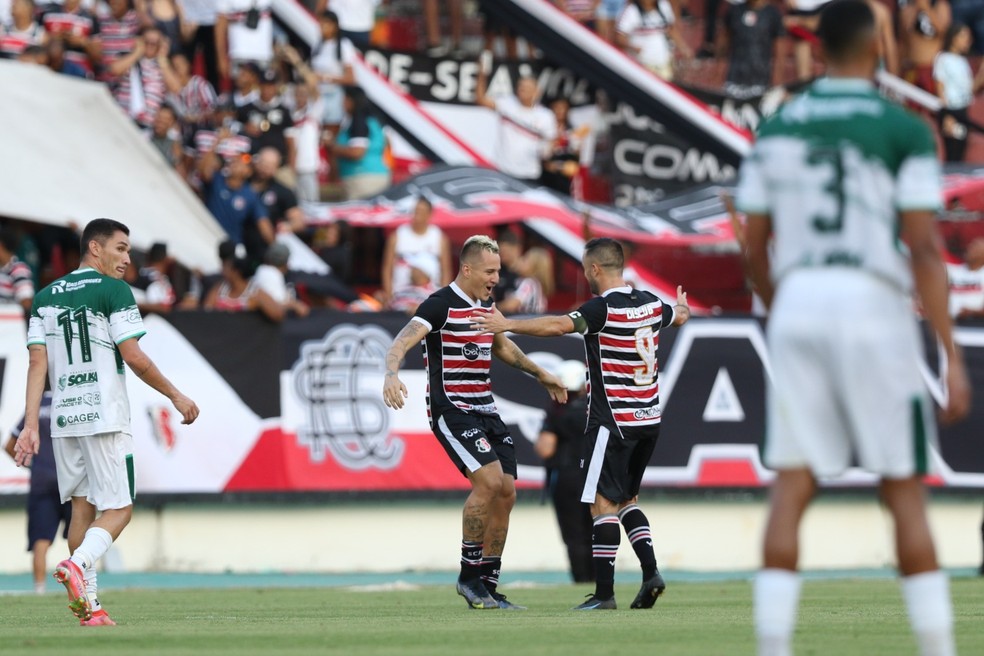 Emerson Galego e Pipico comemoram gol do Santa Cruz sobre o Sousa — Foto: Marlon Costa / Pernambuco Press