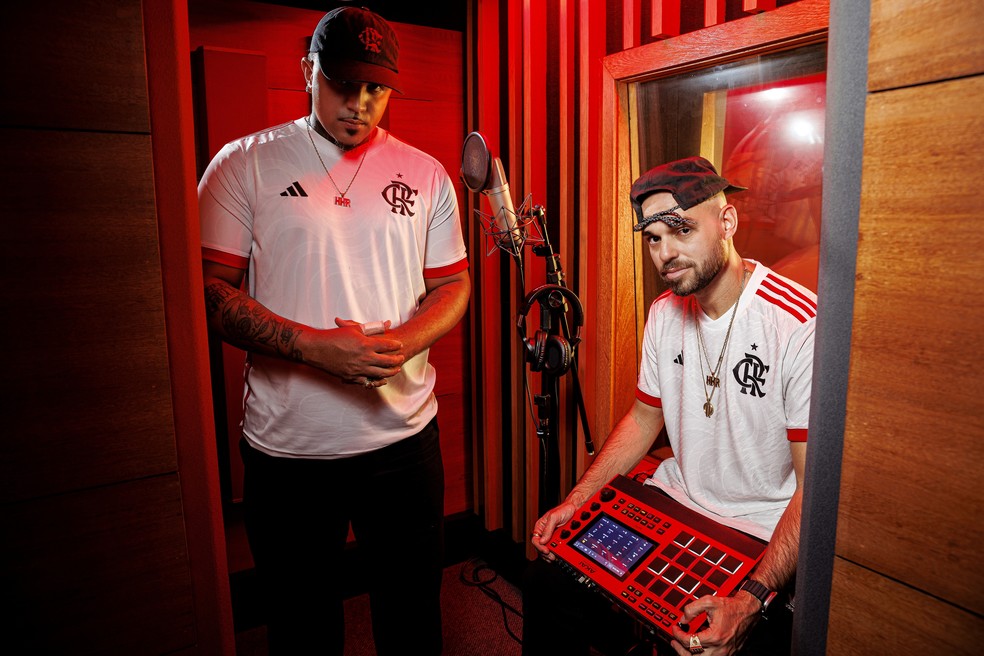 Trapper Tokio DK e DJ Papatinho gravaram música para lançamento da camisa do Flamengo — Foto: Divulgação/Adidas