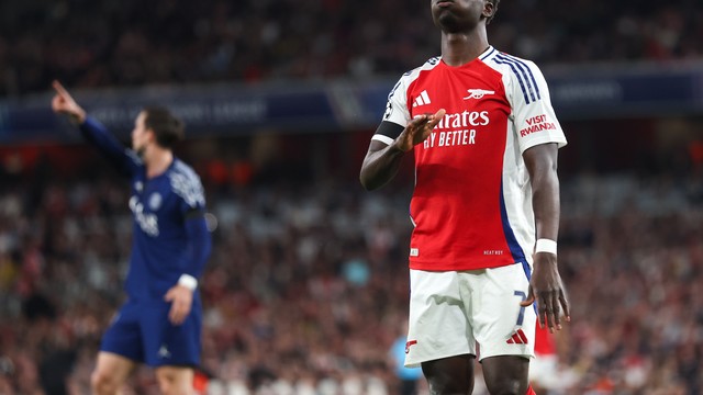 Saka lamenta mais uma chance desperdiçada em Arsenal x PSG