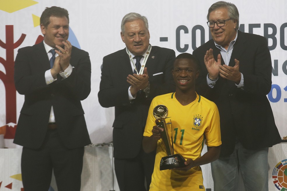 Vini Jr com o troféu de melhor jogador e artilheiro do Sul-Americano Sub-17 — Foto: EFE/Elvis González