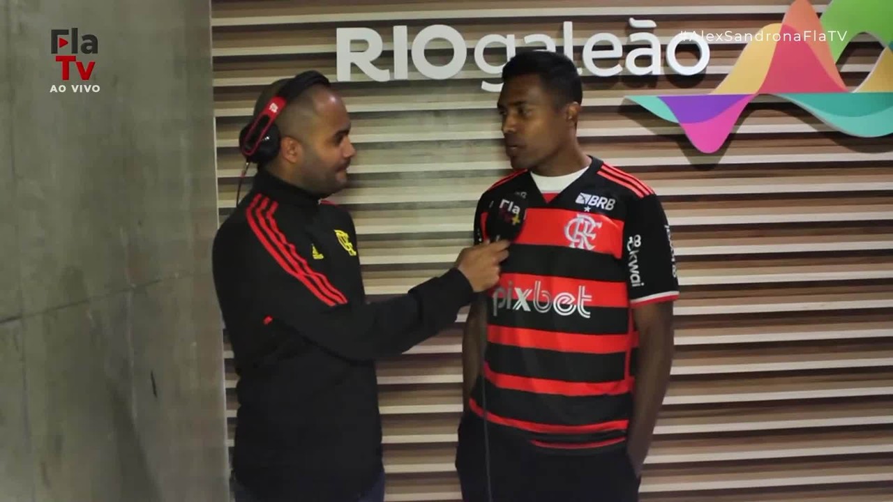 Alex Sandro chega ao Brasil para se apresentar ao Flamengo: 'Uma honra'