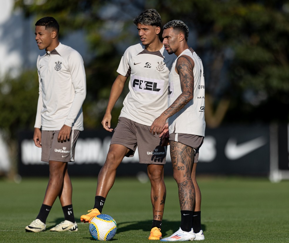 Wesley, Matheuzinho e Caetano no treino do Corinthians — Foto: Rodrigo Coca/Agência Corinthians