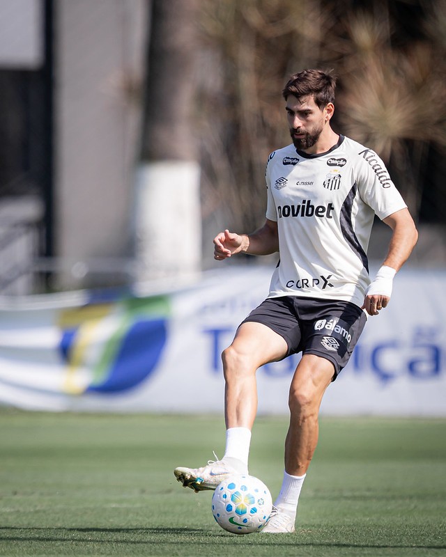 Escalação do Santos: Luan Peres e Escobar não treinam, mas devem reforçar time contra o Grêmio
