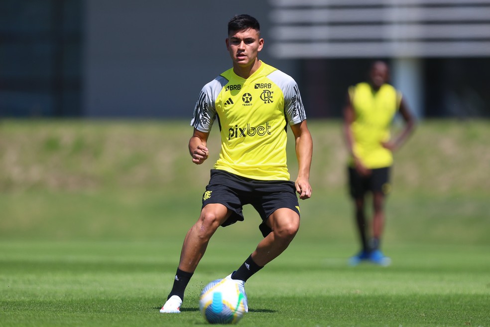 Alcaraz em ação em treino do Flamengo