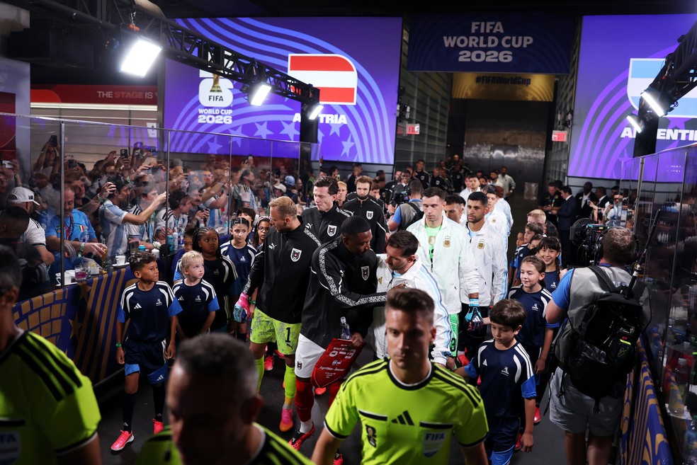 Torcida próxima dos jogadores em Argentina x Áustria — Túnel de vidro