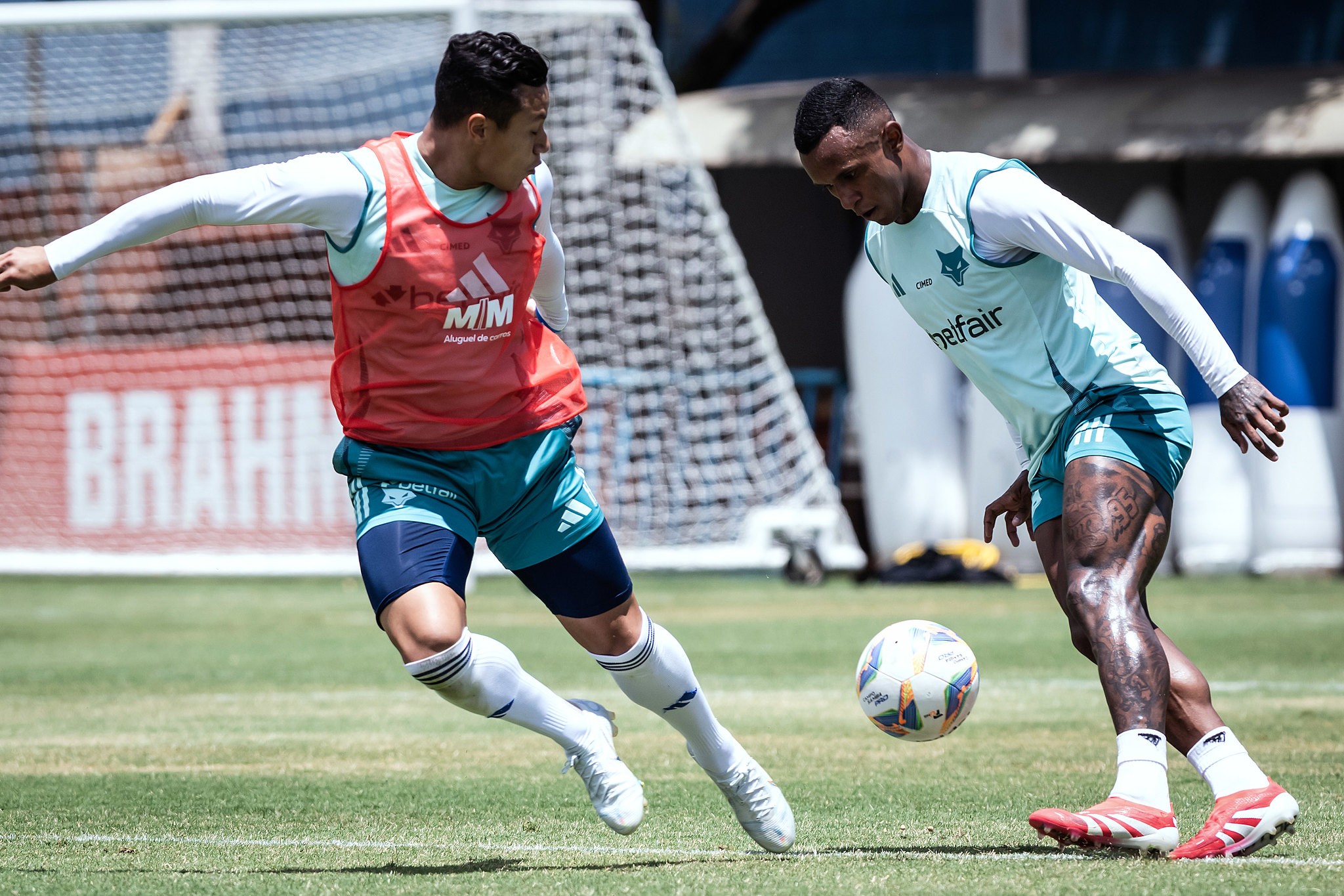 Cruzeiro testa 20 jogadores, exclui Marlon e Marquinhos em avaliação criteriosa.