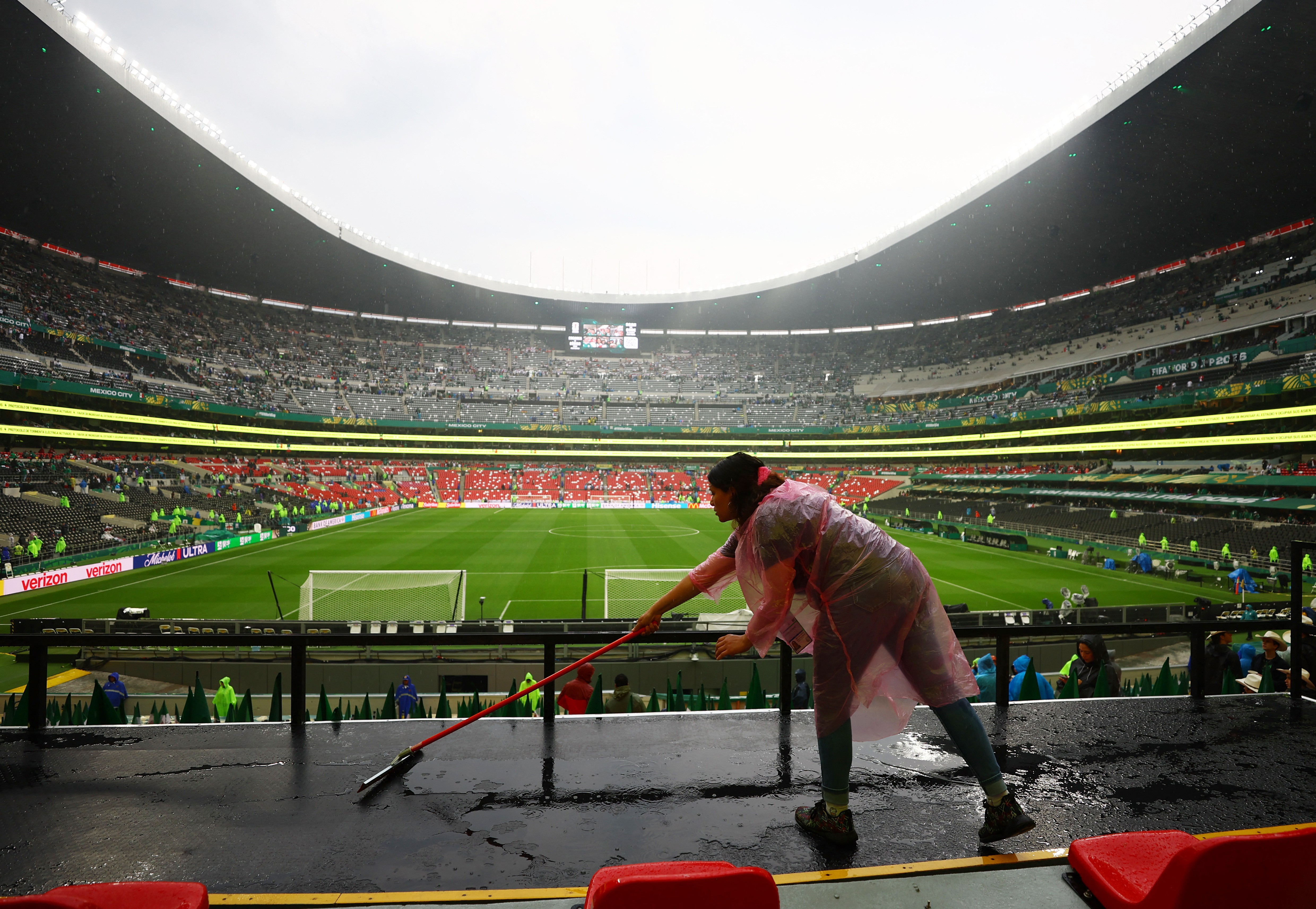 México x Inglaterra é adiado em uma hora por conta de tempestade na Cidade do México