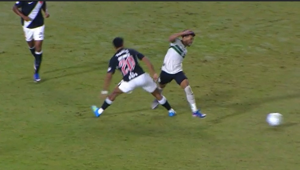 Lesão de Brenner em Coritiba x Vasco — Foto: Reprodução