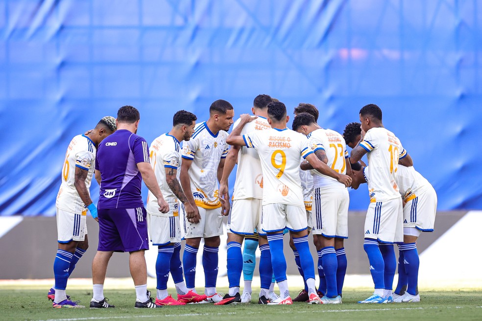 Jogadores do Cruzeiro se reúnem antes da partida contra o Inter — Foto: Gilson Lobo/AGIF