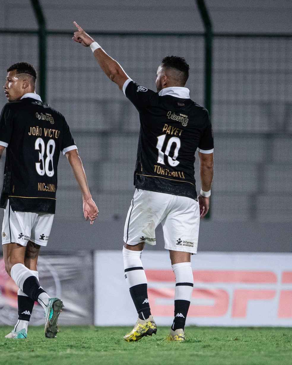 João Victor e Payet em Vasco x Deportivo Maldonado — Foto: Leandro Amorim / Vasco