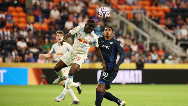 John Kennedy entrou muito bem em RB Salzburg x Pachuca