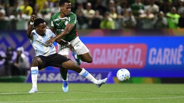 Gabriel Mec e Arias em derrota do Grêmio para o Palmeiras