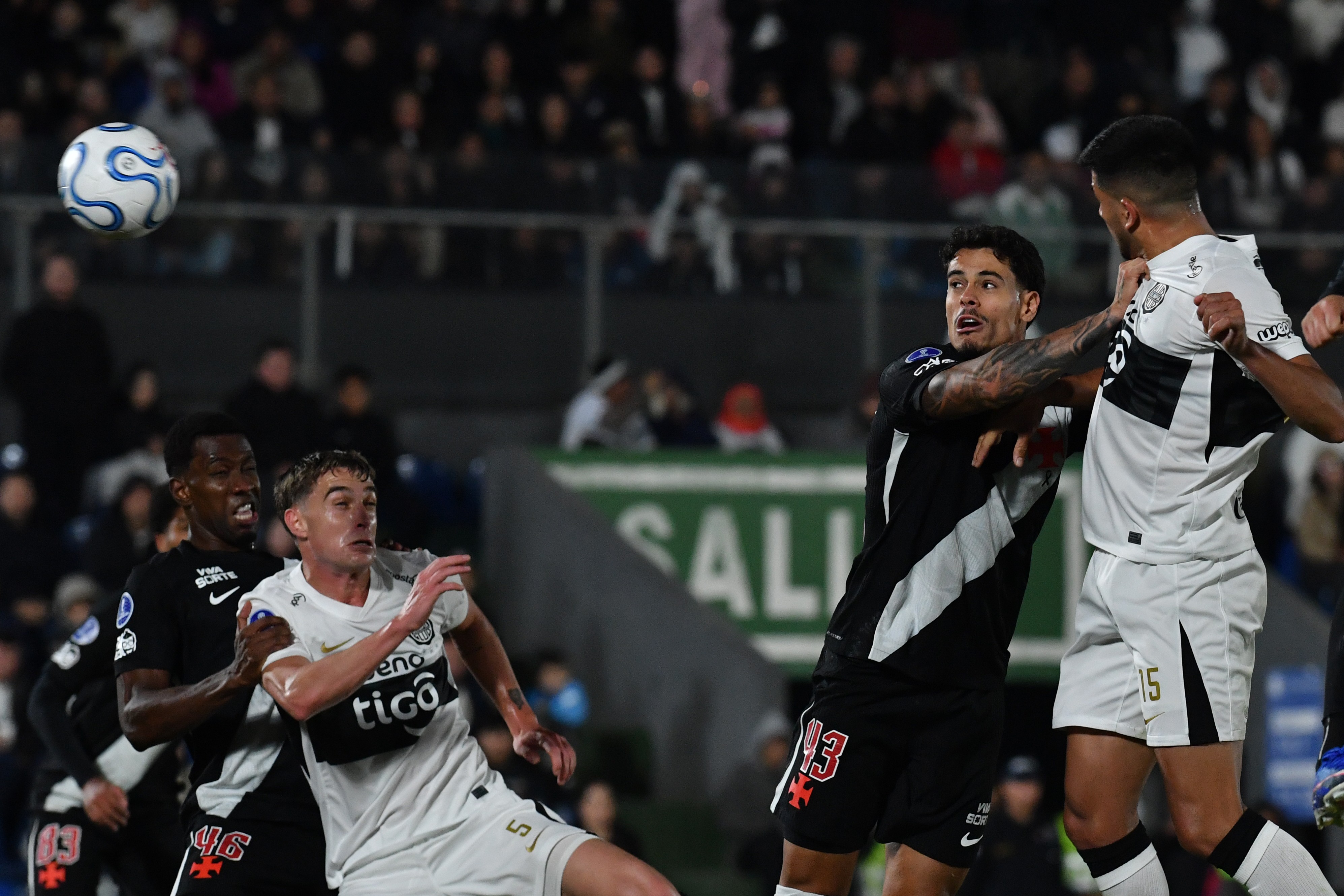 Vasco sofre três gols pelo alto, e nova derrota escancara maior problema defensivo de 2026