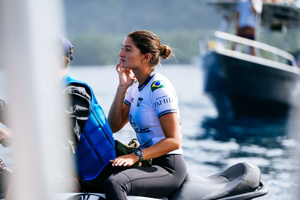Luana Silva usa jet-ski para chegar na área de competição em Teahupoo — Foto: Beatriz Ryder/World Surf League