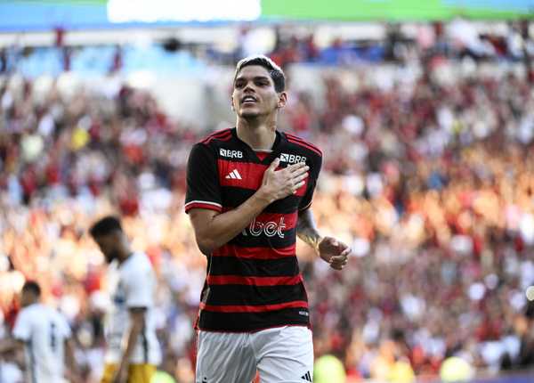 Ayrton Lucas fora do Flamengo x Grêmio: Lesão impede recuperação a tempo.