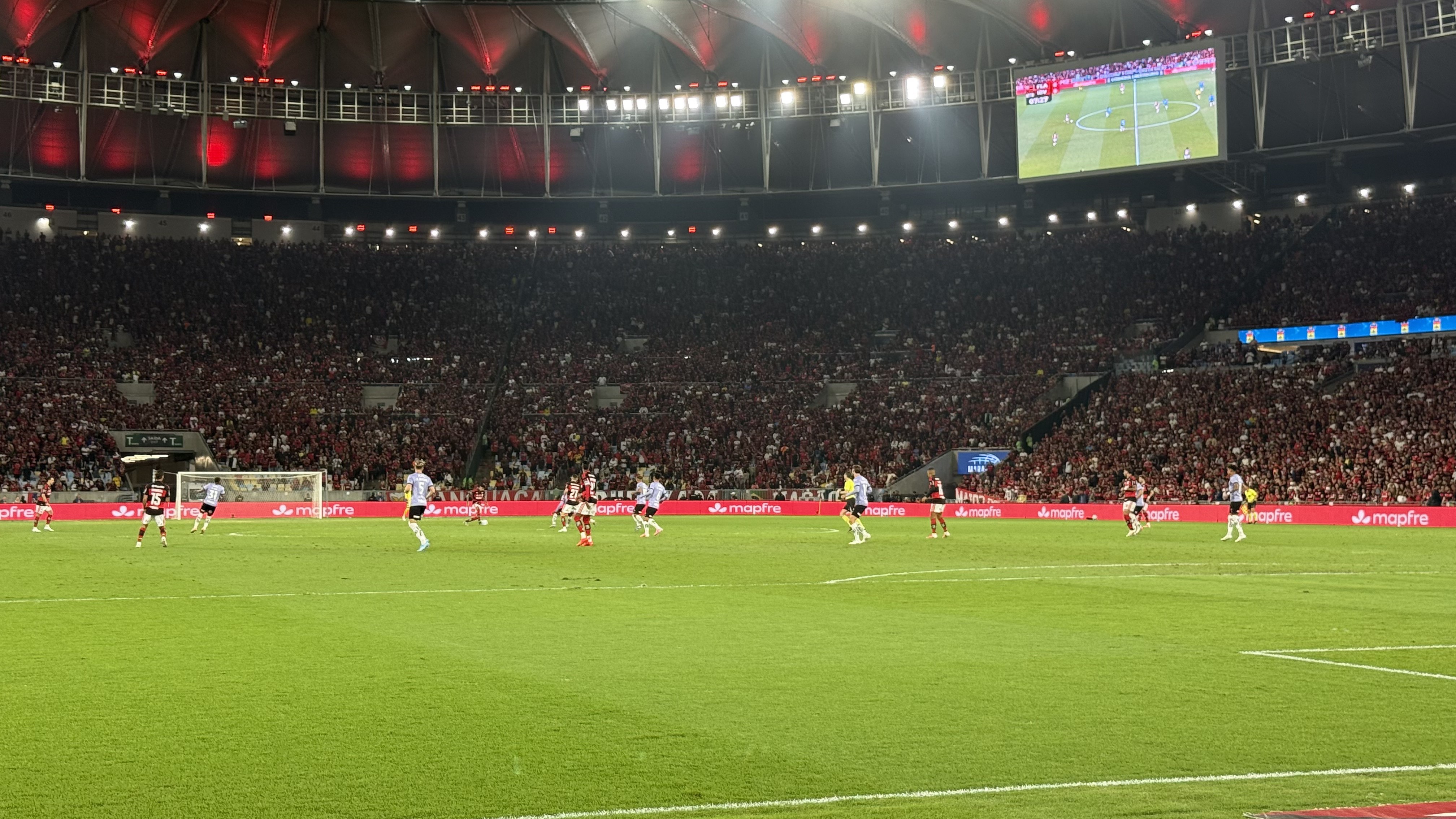 Jogadores do Flamengo detonam gramado do Maracanã: "Lama para c...", diz Rossi