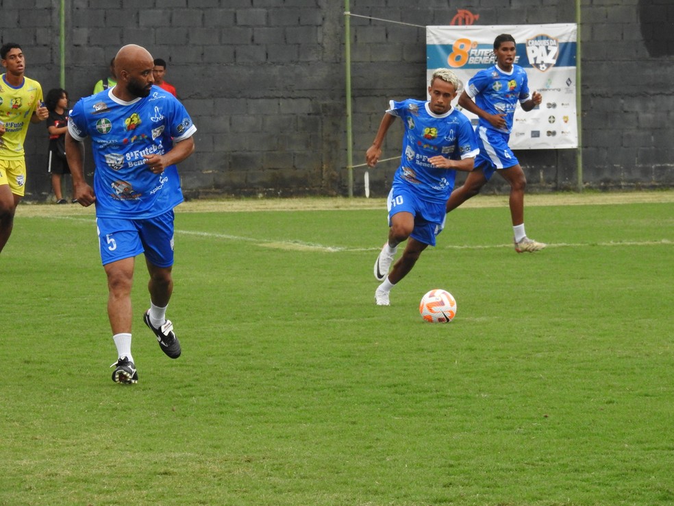 Matheus Gonçalves, do Flamengo, carrega a bola em jogo beneficente observado por Fabinho Soldado — Foto: Fred Gomes