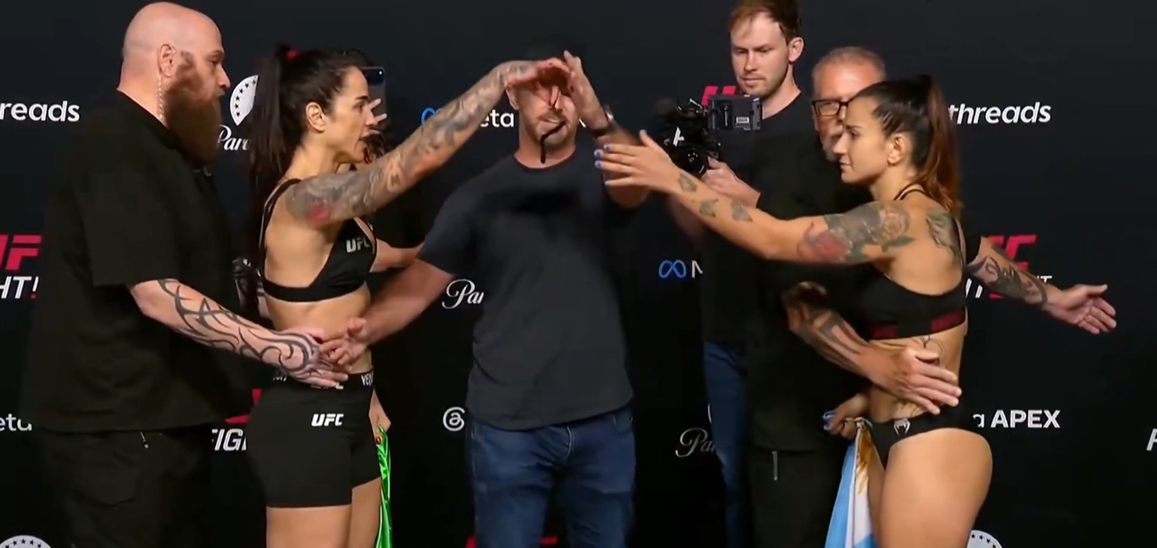 Brasileira provoca argentina com preservativos e notas de dinheiro em encarada do UFC; veja vídeo